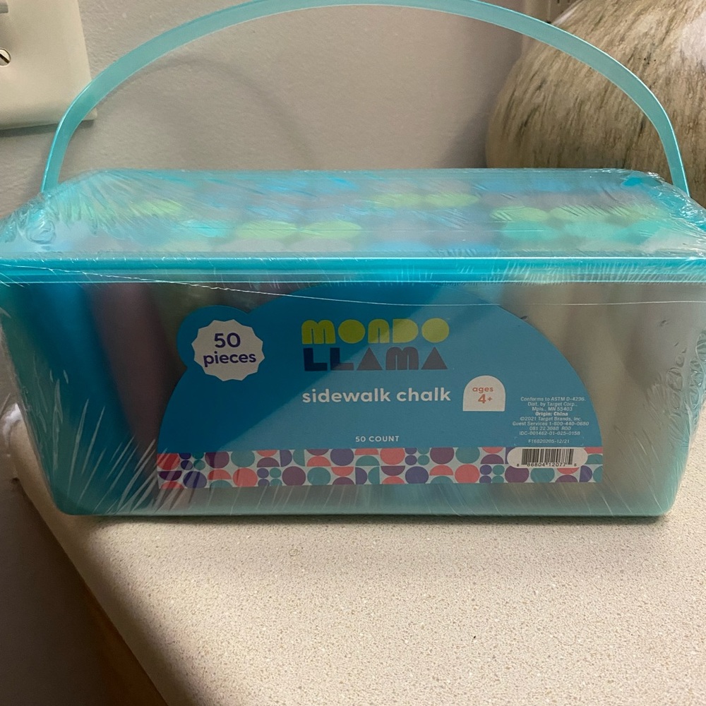 50 count Mondo llama sidewalk chalk.